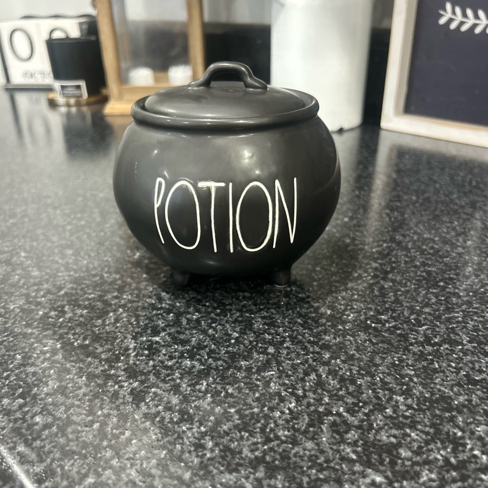 Rae Dunn Black Artisan Collection Pot